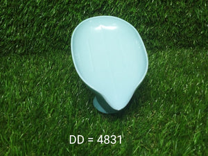 Leaf-shaped self-draining soap dish, perfect for bathroom or kitchen.